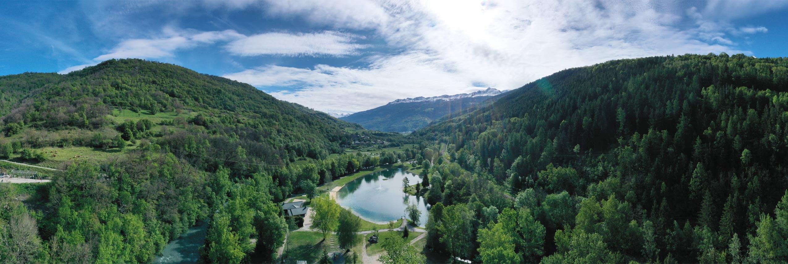 Photographie panoramique du plan d'eau de Macôt-la-Plagne.