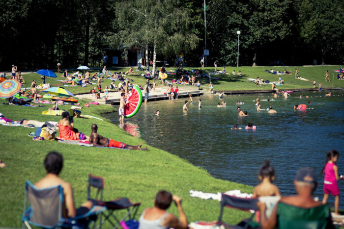 De nombreuses personnes se baignant dans le lac de la base de loisirs des Versants d'Aime.