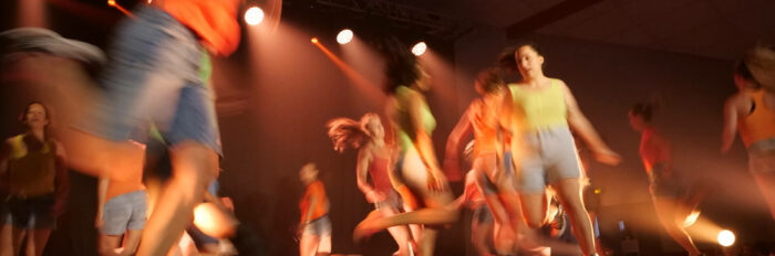 Groupe de jeunes dansant sur scène.