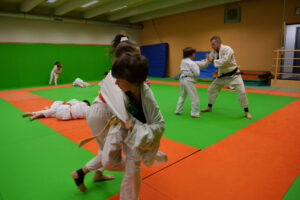 Enfants pratiquant du judo dans un dojo au sein du gymnase d'Aime.