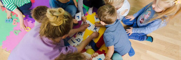 Un groupe d'enfants qui apprennent les lettres de l'alphabet.