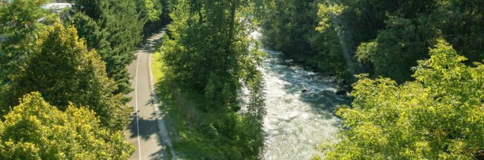 Vue aérienne de la voie verte à côté de la rivière.