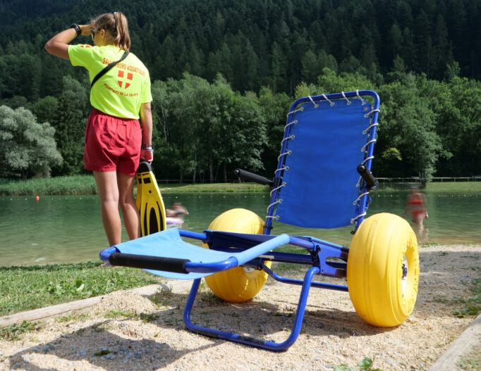 Photo du fauteuil de mise à l'eau PMR et d'un surveillant de baignade